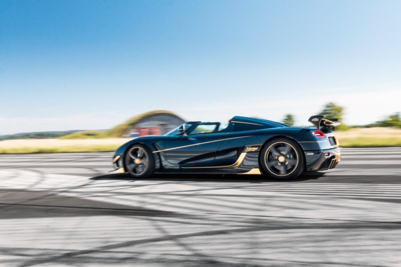 2-blue-carbon-koenigsegg-agera-rs-naraya-side-angle