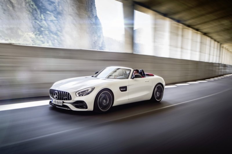 2 2018 mercedes amg gt roadster front side view in motion 800x533