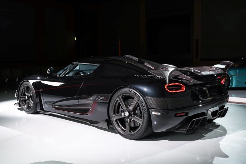 2-black-dard-red-accents-koenigsegg-agera-rsr-naked-carbon-fiber-rear-wing-rear-side-view