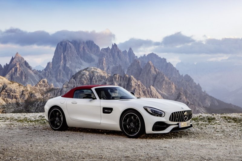 3 2018 mercedes amg gt roadster front side view red soft top 800x533