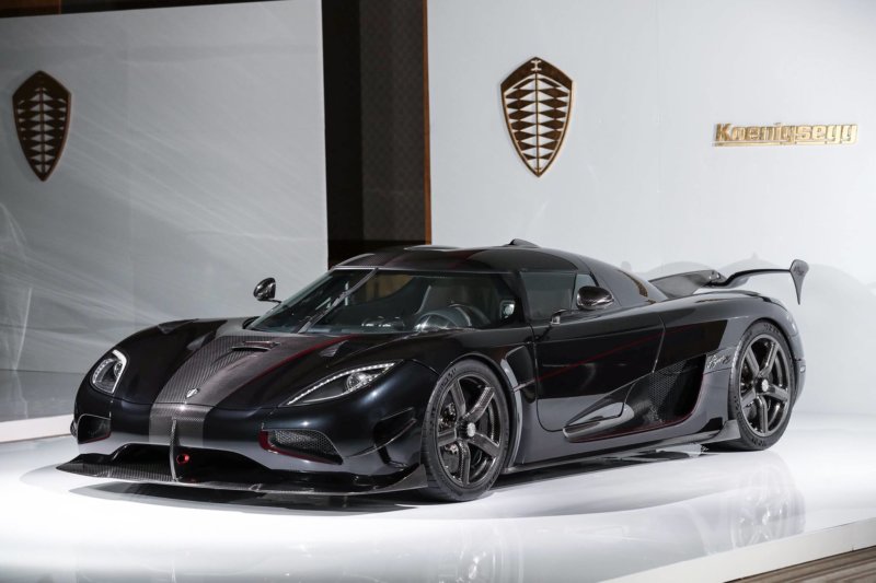 5-awesome-black-carbon-koenigsegg-agera-rsr-front-side-view