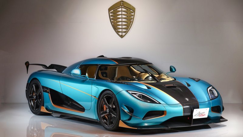 6-light-blue-orange-accents-koengisegg-agera-rsr-front-side-view