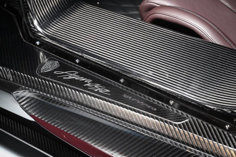 9-koenigsegg-agera-rsr-side-sill-badge