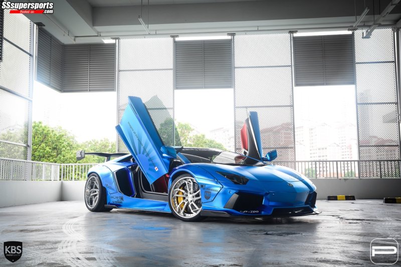 10-chrome-blue-liberty-walk-lamborghini-aventador-pur-wheels-front-side-view-doors-up