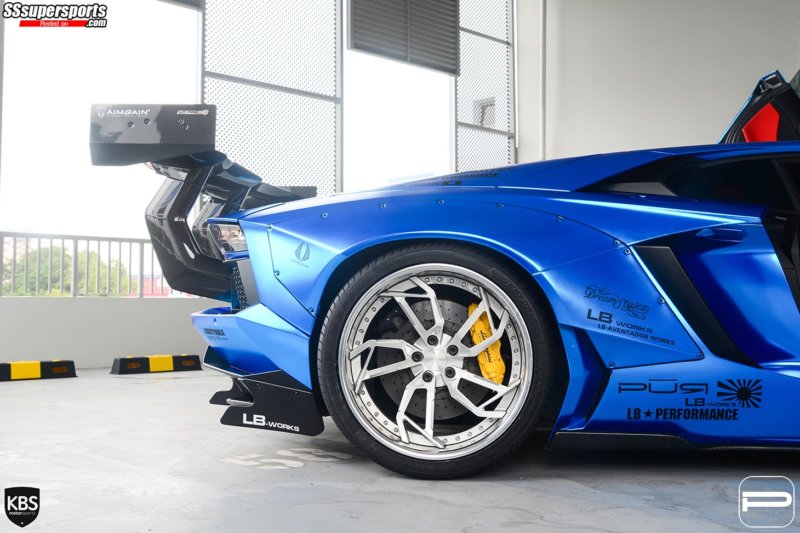 8-chrome-blue-liberty-walk-lamborghini-aventador-pur-wheels-lx12-yellow-brake-caliper