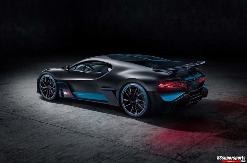 1-2019-Bugatti-Divo-rear-three-quarters