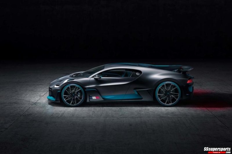 2-2019-Bugatti-Divo-side-view