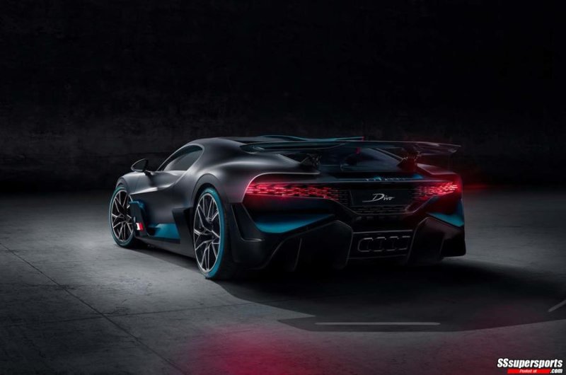 3-2019-Bugatti-Divo-rear-side-view