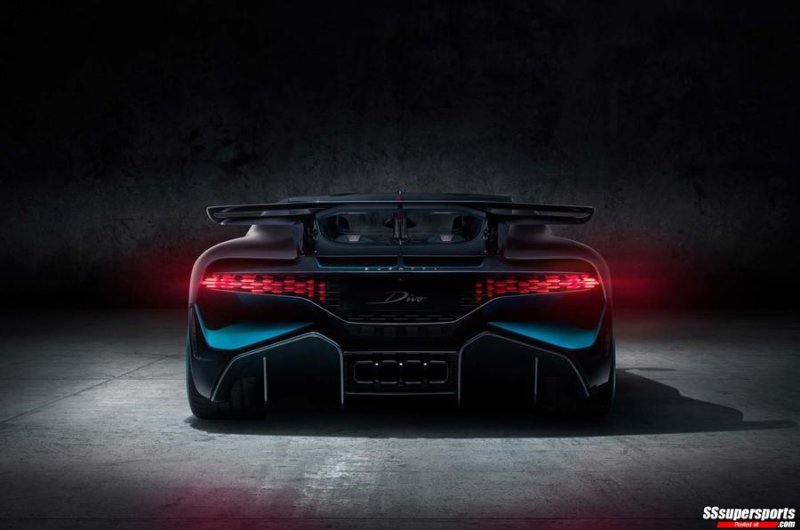 4-2019-Bugatti-Divo-rear