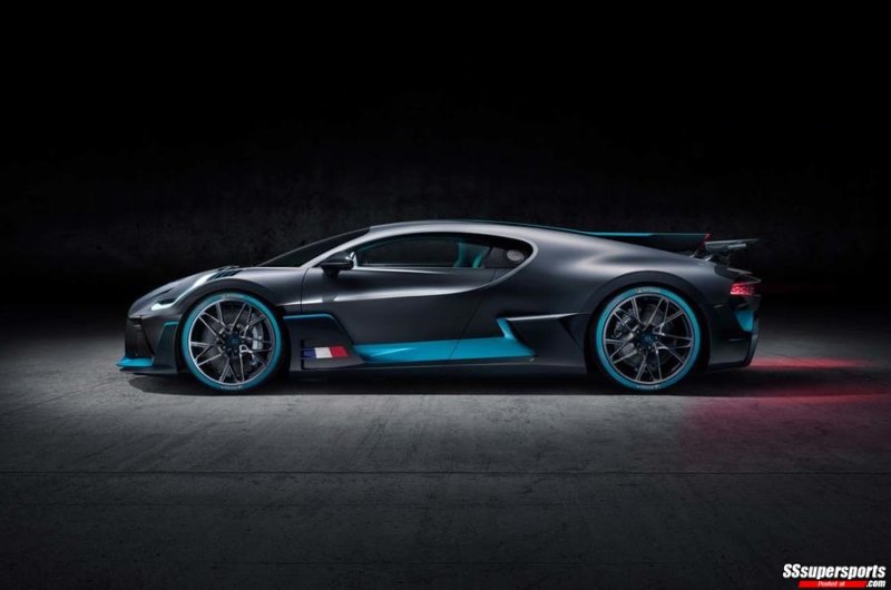 5-2019-Bugatti-Divo-side-angle