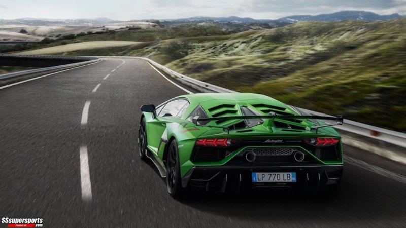 8-2019-lamborghini-aventador-svj-rear-view-on-the-road